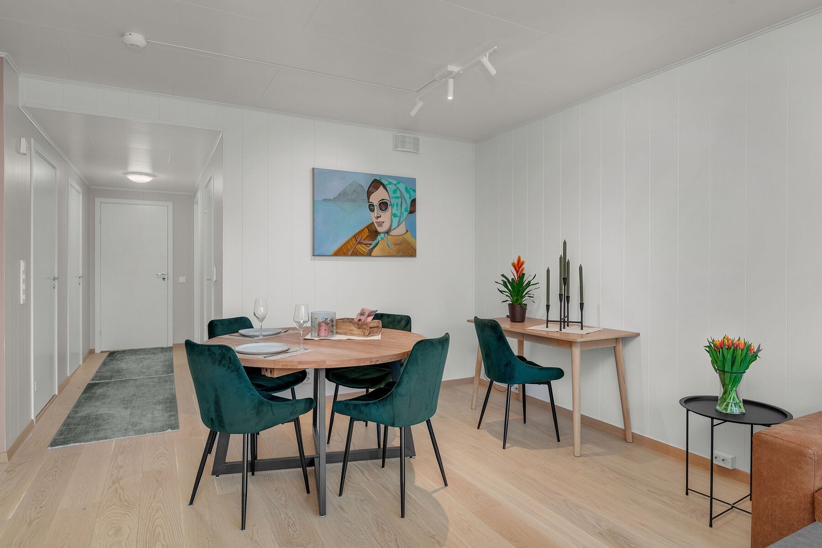 Leiligheten har et moderne preg fra nyere byggeår, med kvaliteter som effektiv, elektrisk oppvarming og balansert ventilasjon. Galleribilde