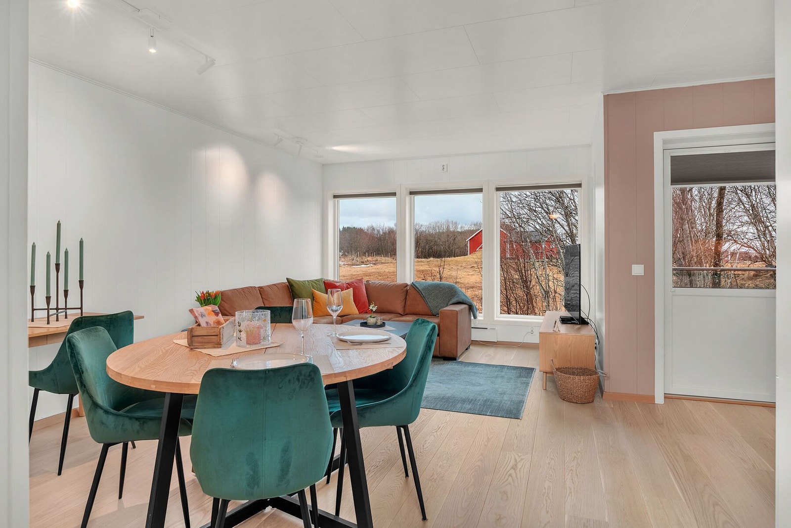 Velkommen til en lekker og moderne 3-roms leilighet med praktisk planløsning og god beliggenhet. Galleribilde