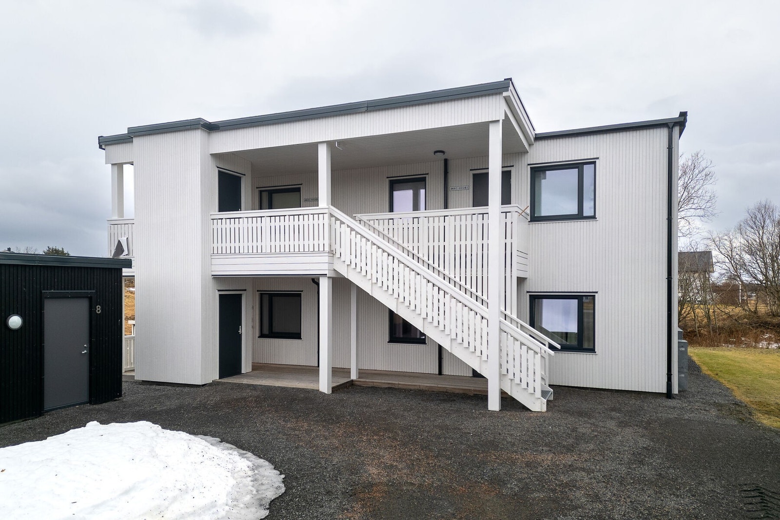 Gruset gårsplass. Galleribilde