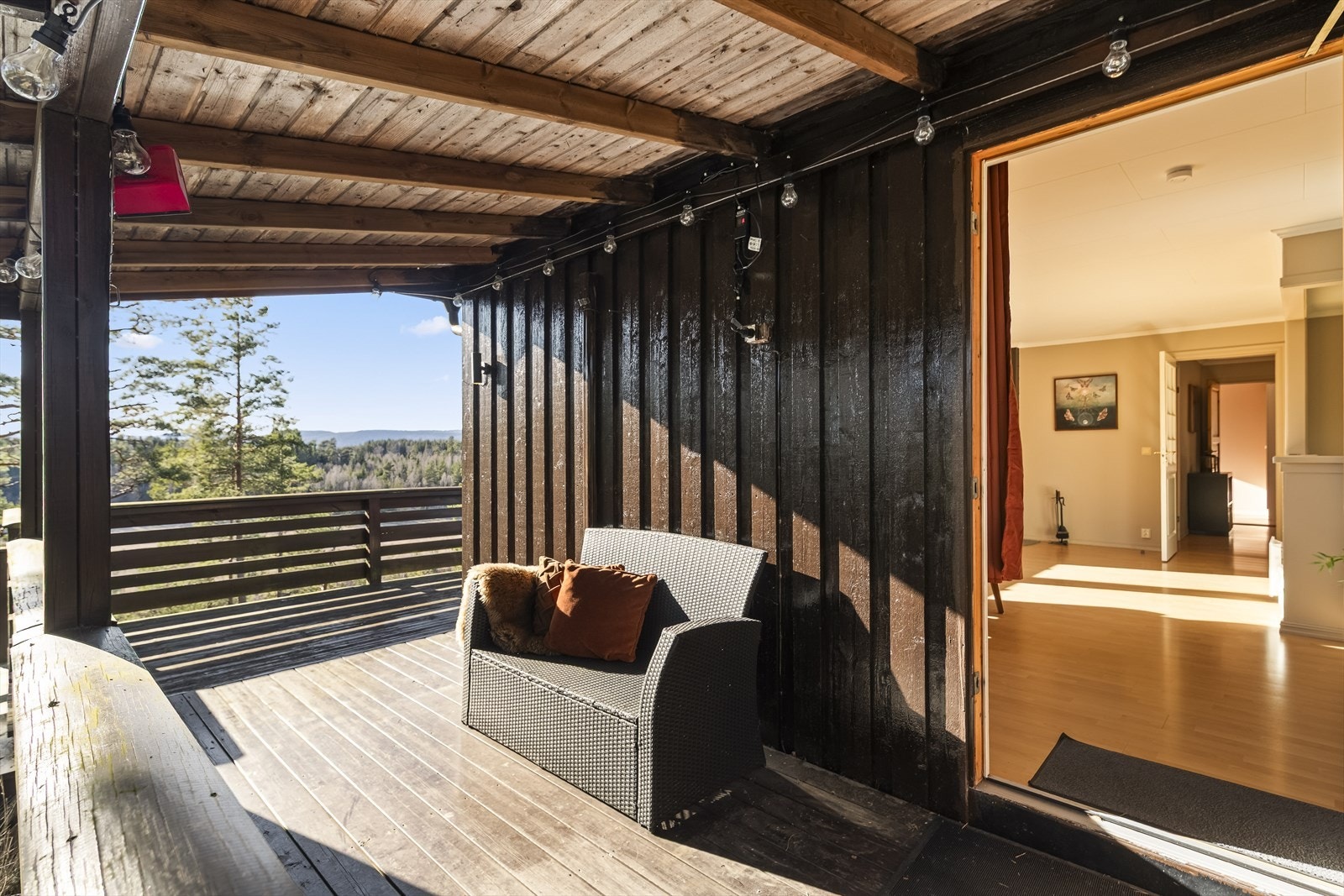 Med stor terrassedør ut til verandaen skaper det en fin overgang mellom inne- og utearealene. Galleribilde