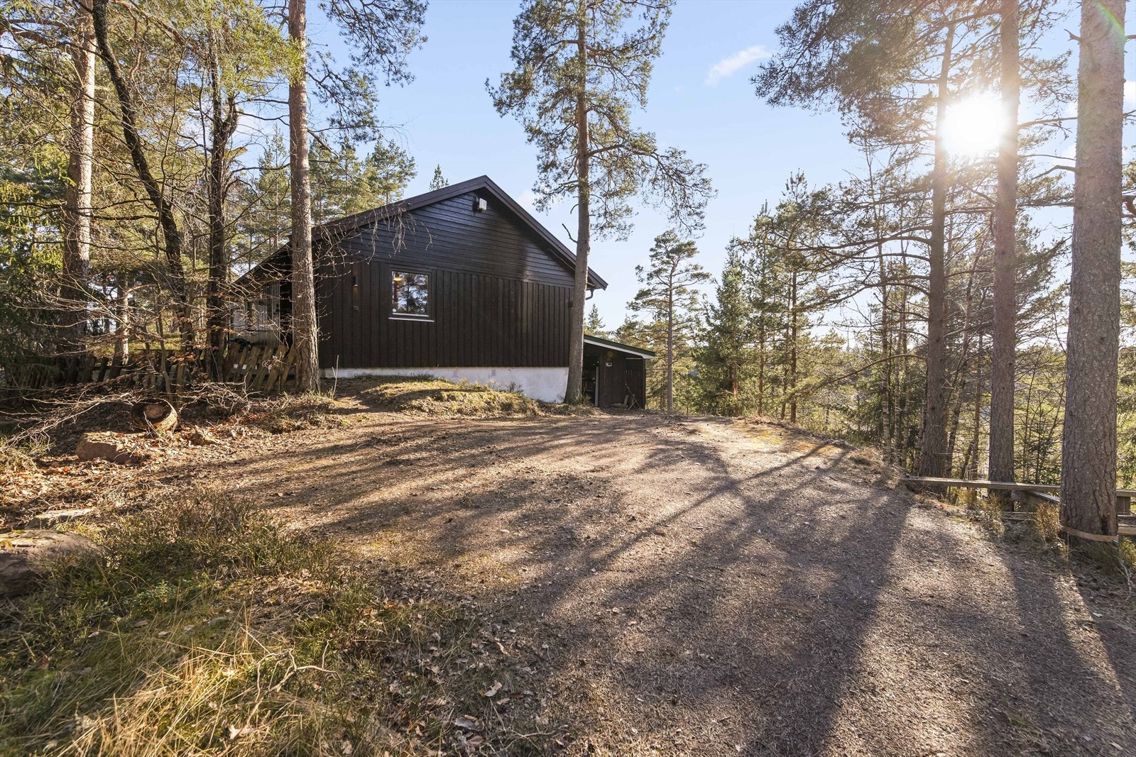 Dette er en fin mulighet for deg som drømmer om et enkelt og trivelig sted å trekke deg tilbake til - med natur, ro og gode solforhold som viktige kvaliteter. Galleribilde