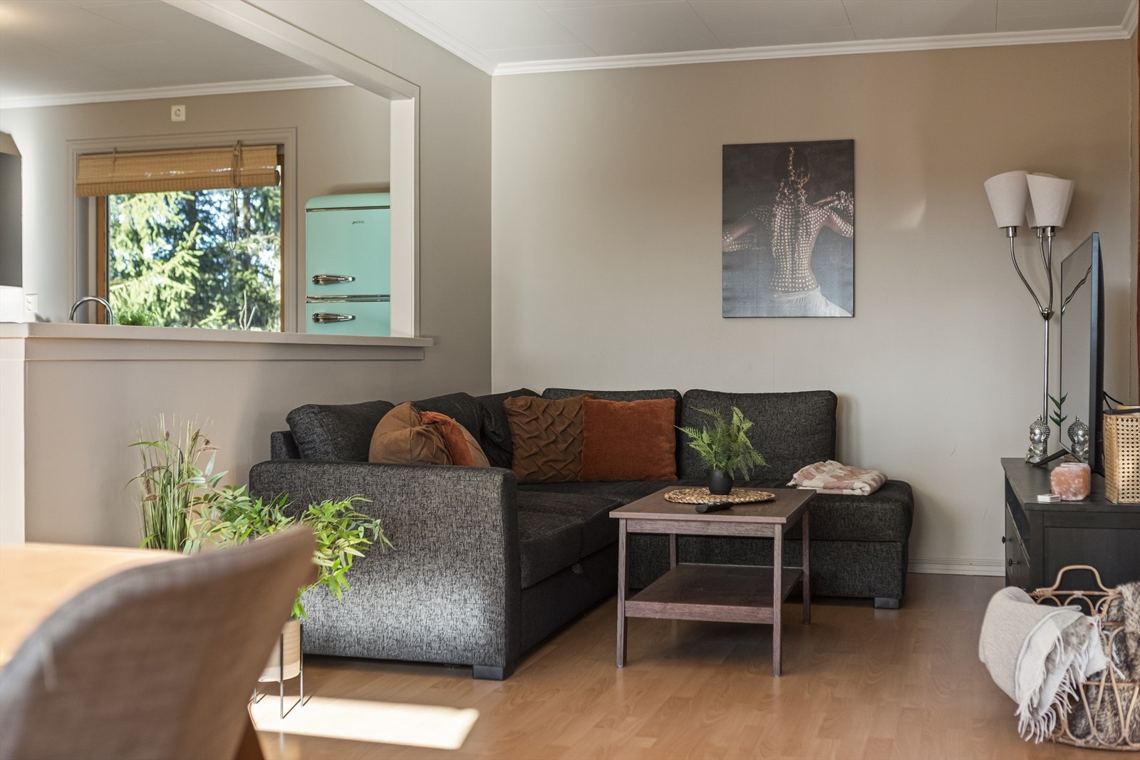 Her har du en naturlig plass til både sofagruppe, spisebord og TV med tilhørende møblement. Galleribilde