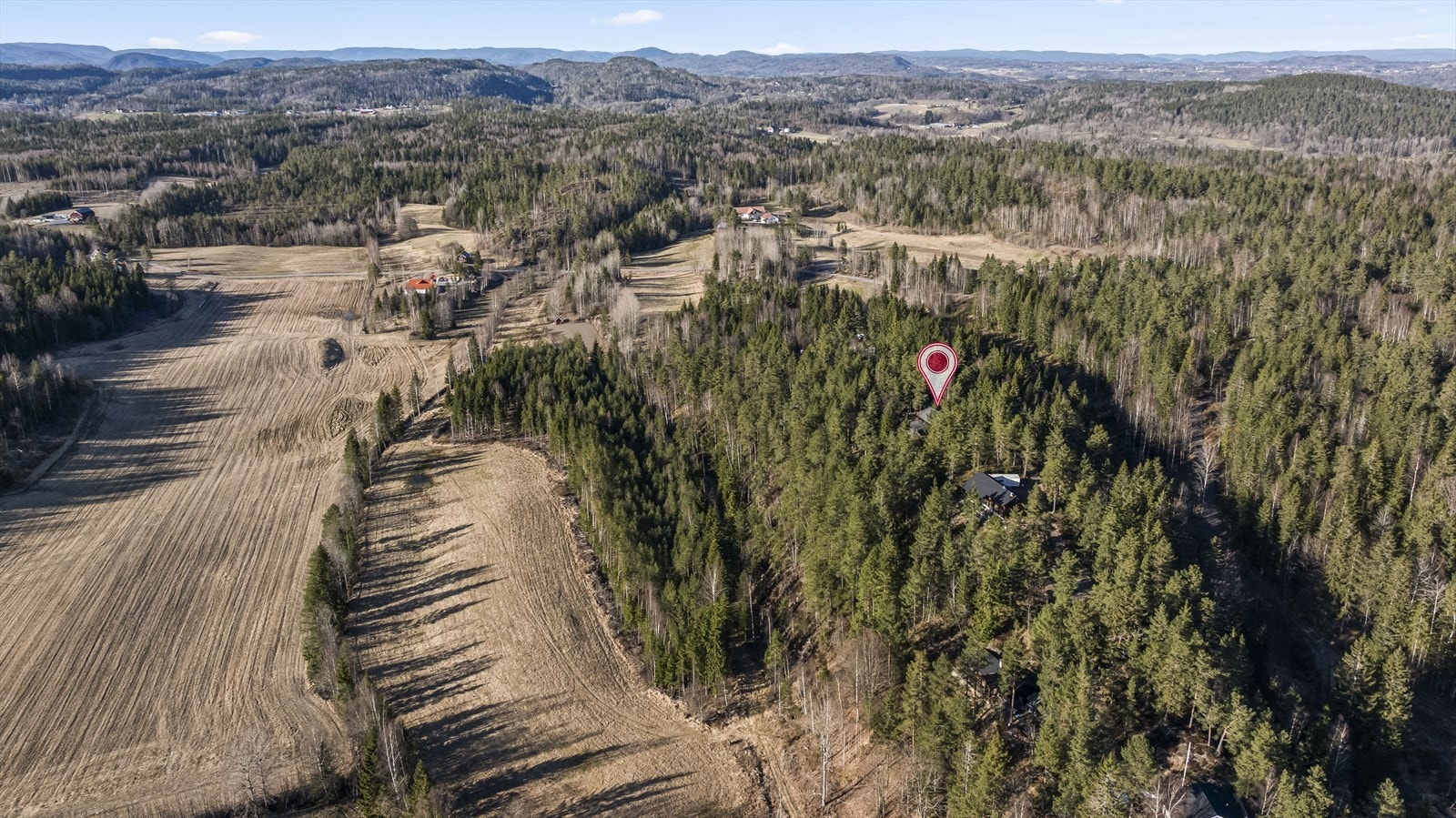Det er nydelige turområdet på sommers- og vintertid rundt i området. Galleribilde