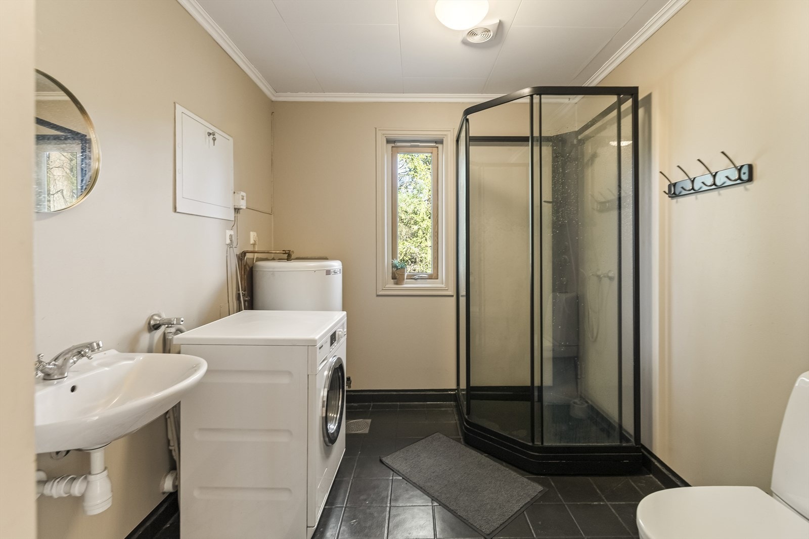 Badet er fornyet med nytt dusjkabinett, og gulvflisene er malt for et lysere og mer moderne uttrykk. Galleribilde