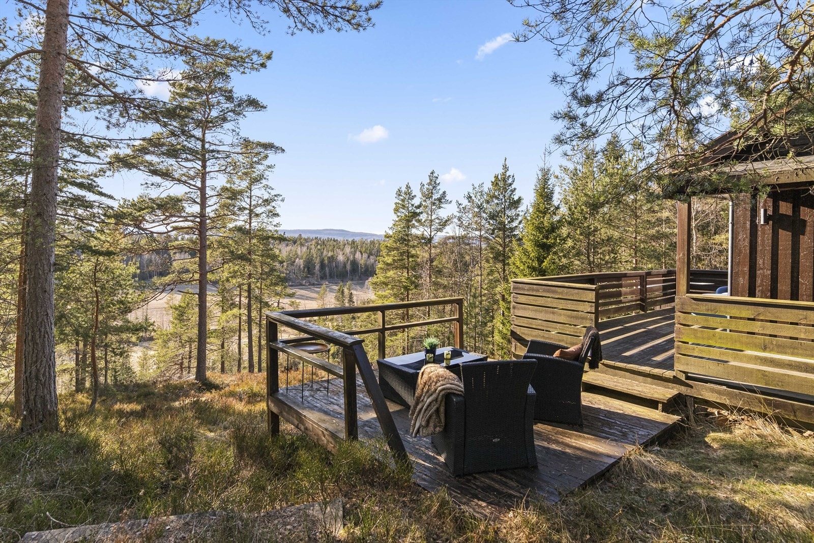 Her får du en hyggelig og usjenert hytte med flotte solforhold og kveldssol til ca. kl. 22.00 sommerstid. Galleribilde