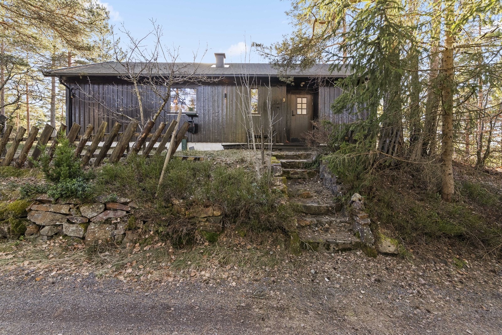 På eiendommen er det godt med parkering på egen tomt, noe som gjør hytta både praktisk og lett tilgjengelig. Galleribilde