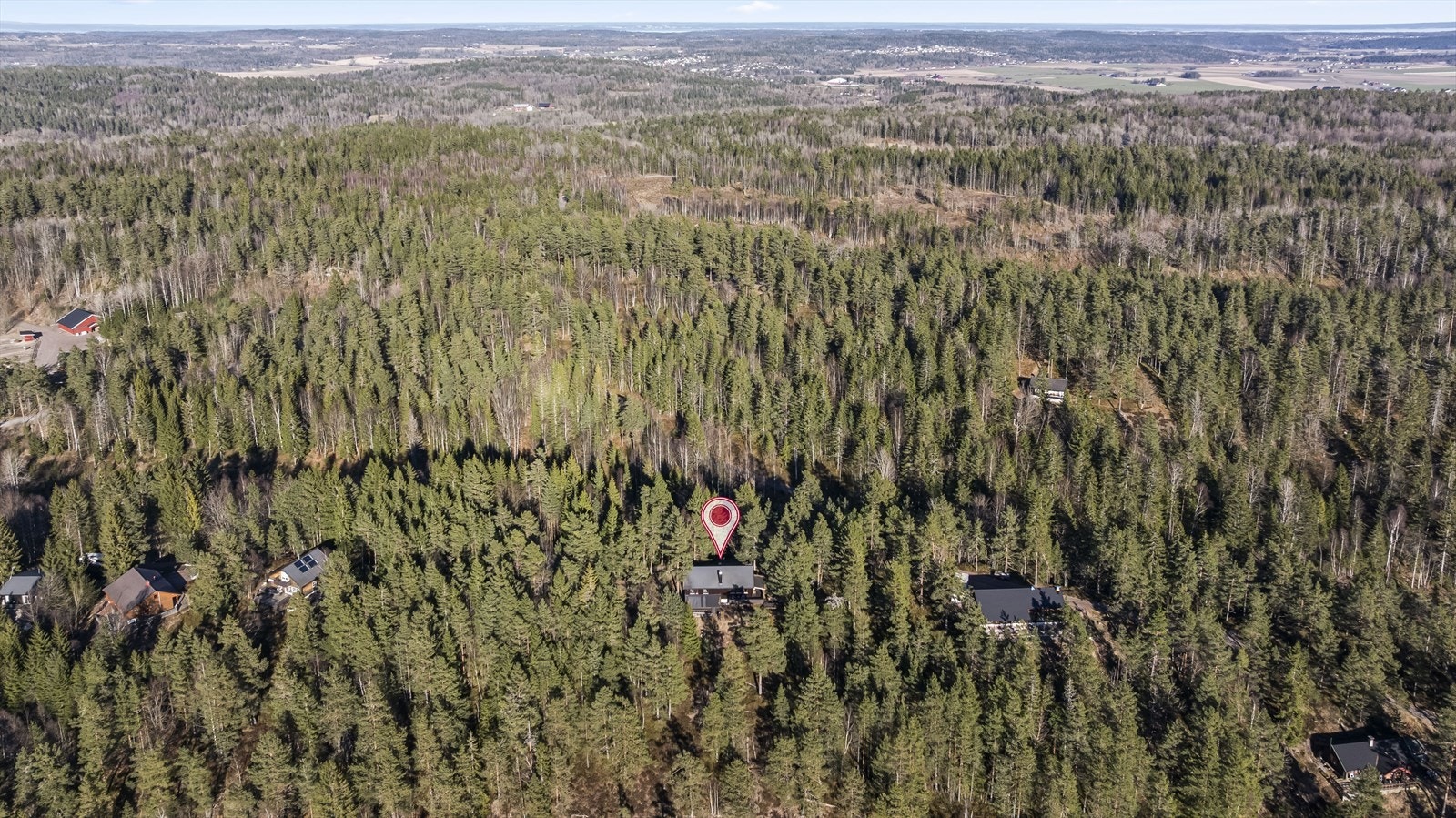 Dette er en sjarmerende hytte for deg som ønsker et lett tilgjengelig fristed i rolige og naturskjønne omgivelser, ikke langt fra byen. Galleribilde