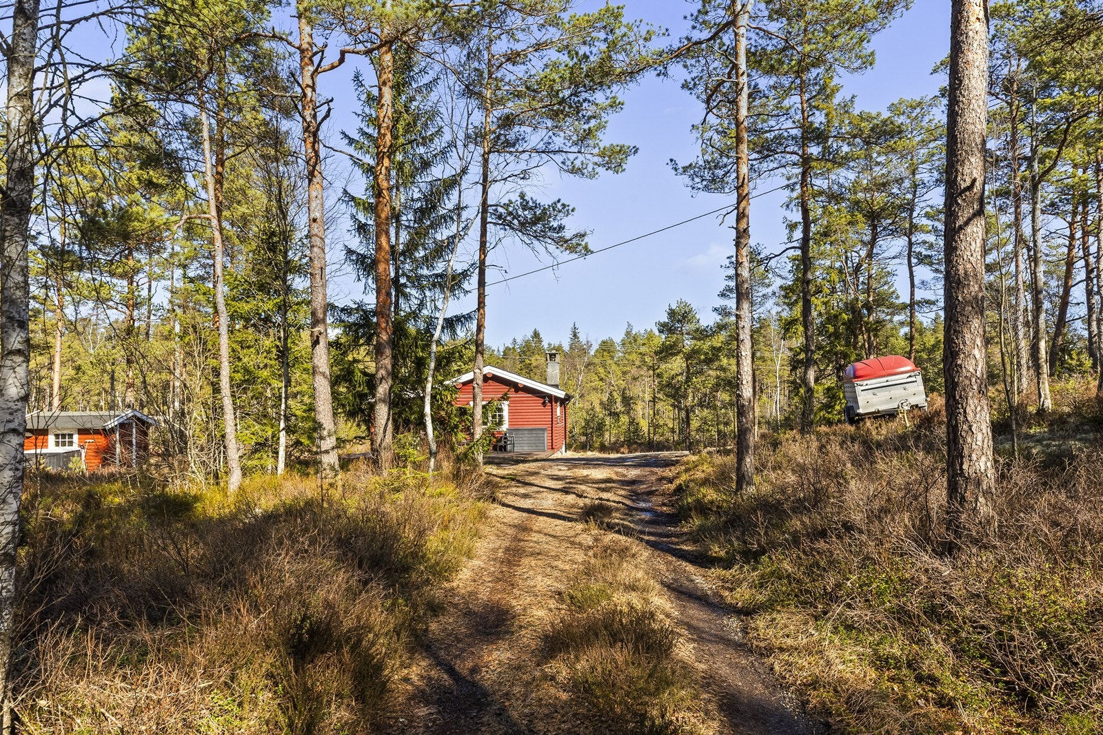 Eiendommen har en enkel innkjørsel og ligger tilbaketrukket fra veien. Galleribilde