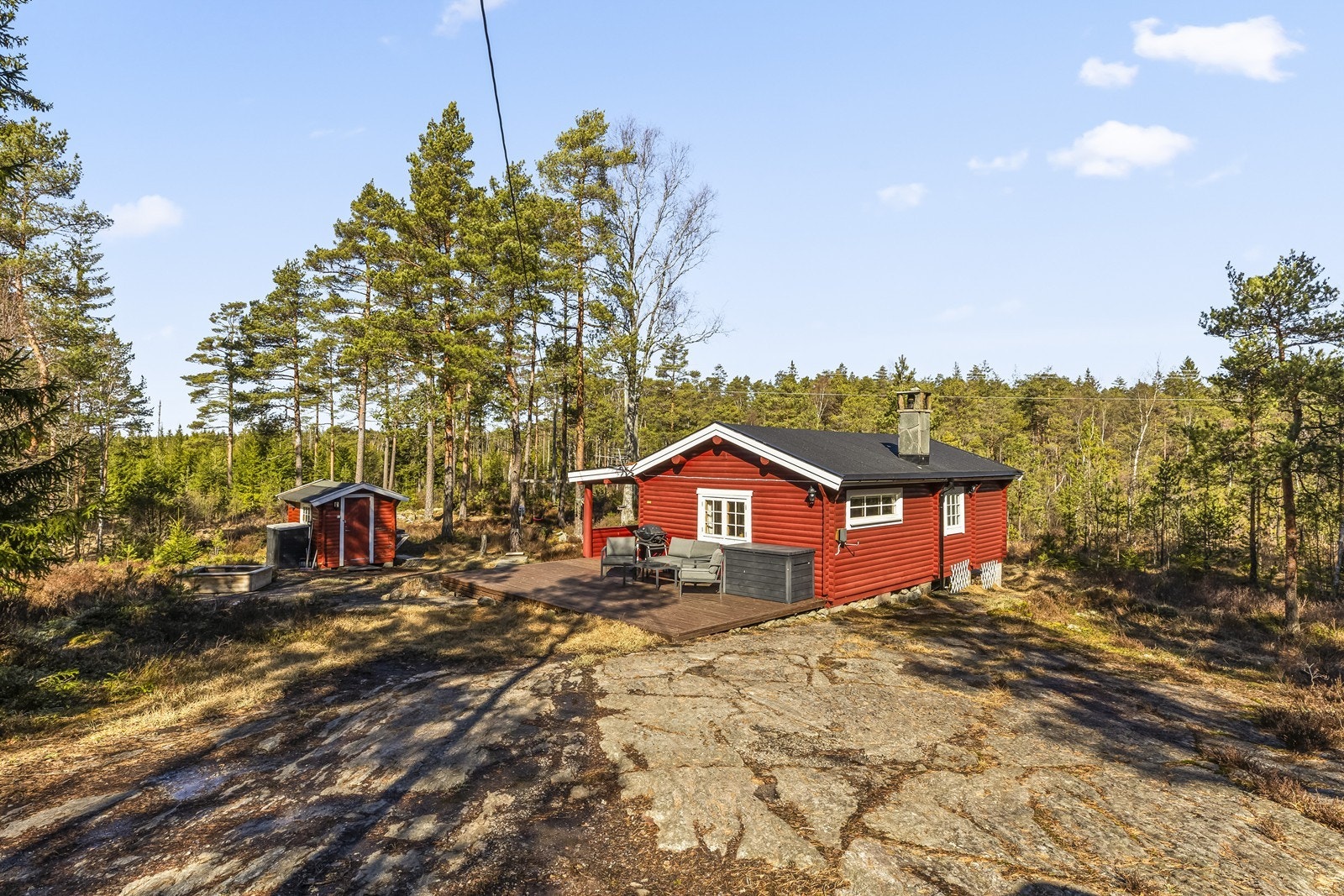 Fritidsboligen ligger usjenert til på en naturtomt som hovedsakelig består av berg og lyng. Galleribilde