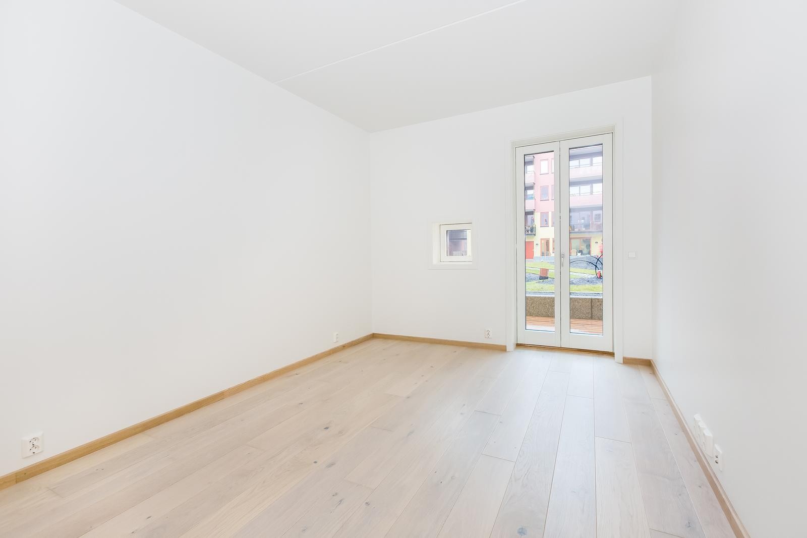 Hovedsoverom med høyglans garderobe og utgang til terrasse Galleribilde