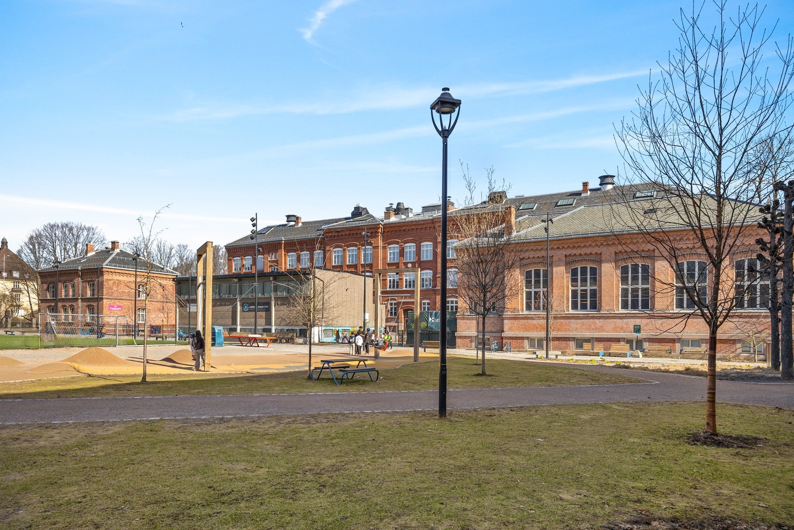 Det kan være mulig å leie p-plass av andre beboere. Ellers beboerparkering Galleribilde