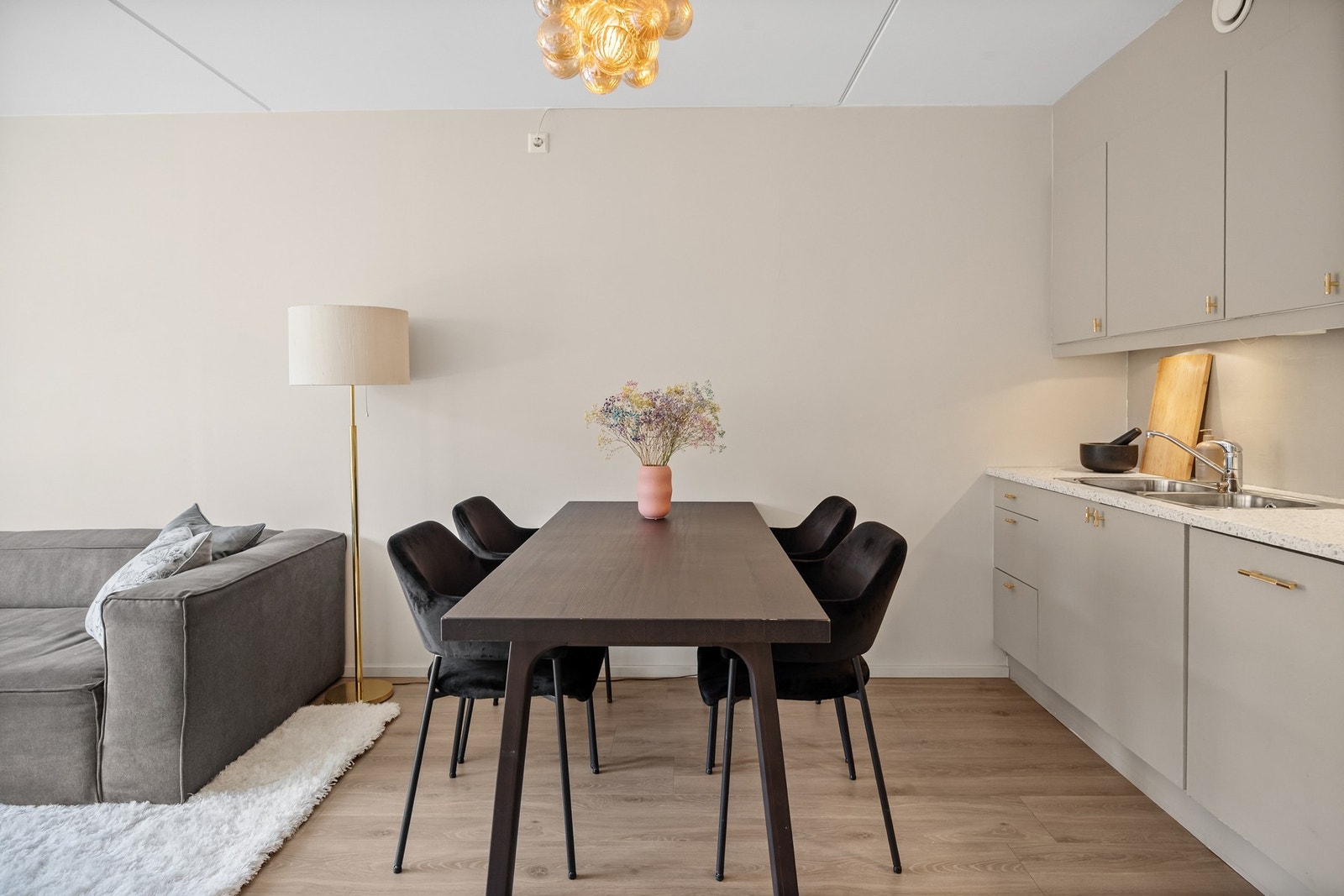 Det er lagt ny 3-stavs laminatgulv i 2023. Galleribilde