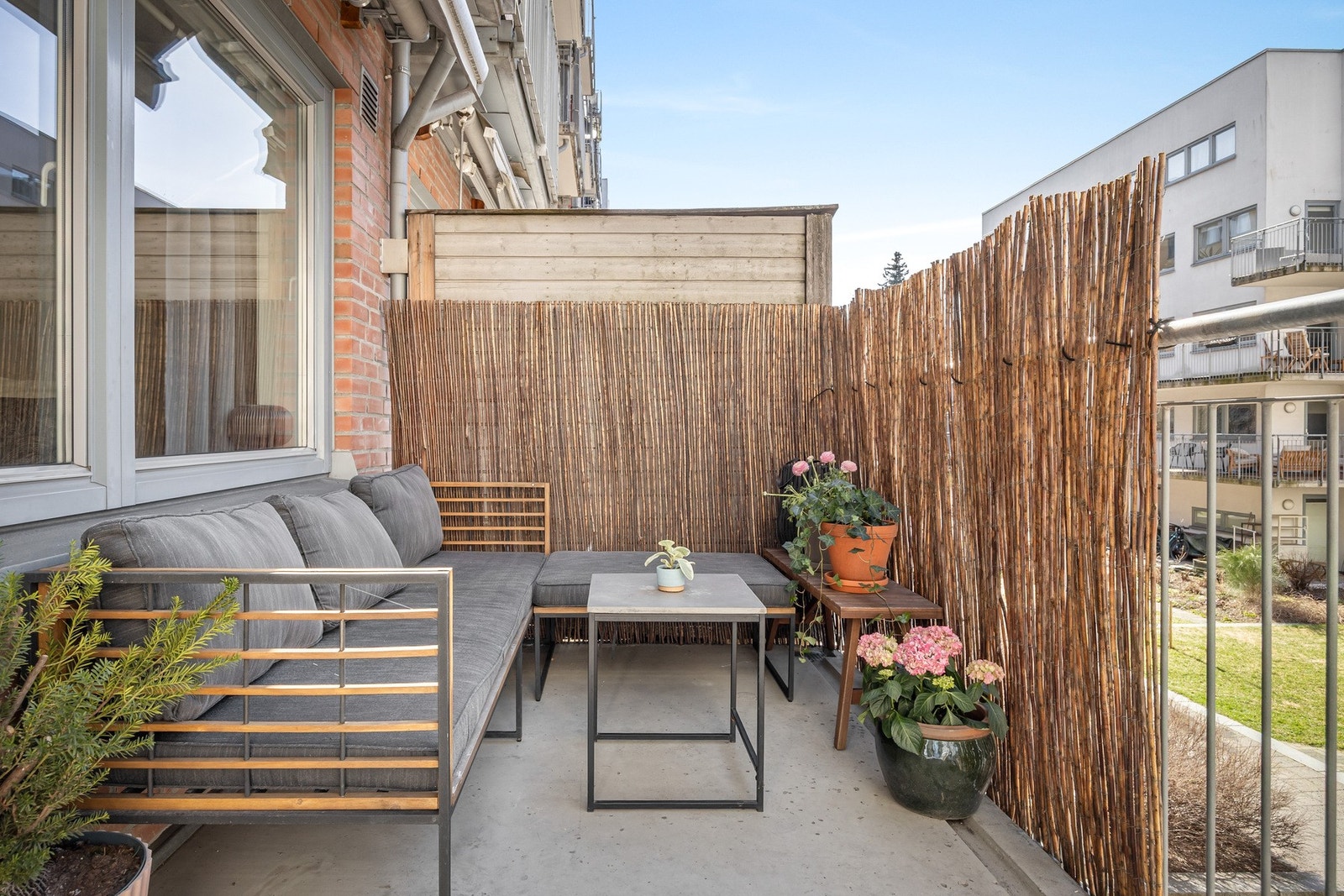 Balkongen er lettmøblert og har god plass til loungeset og planter. Galleribilde