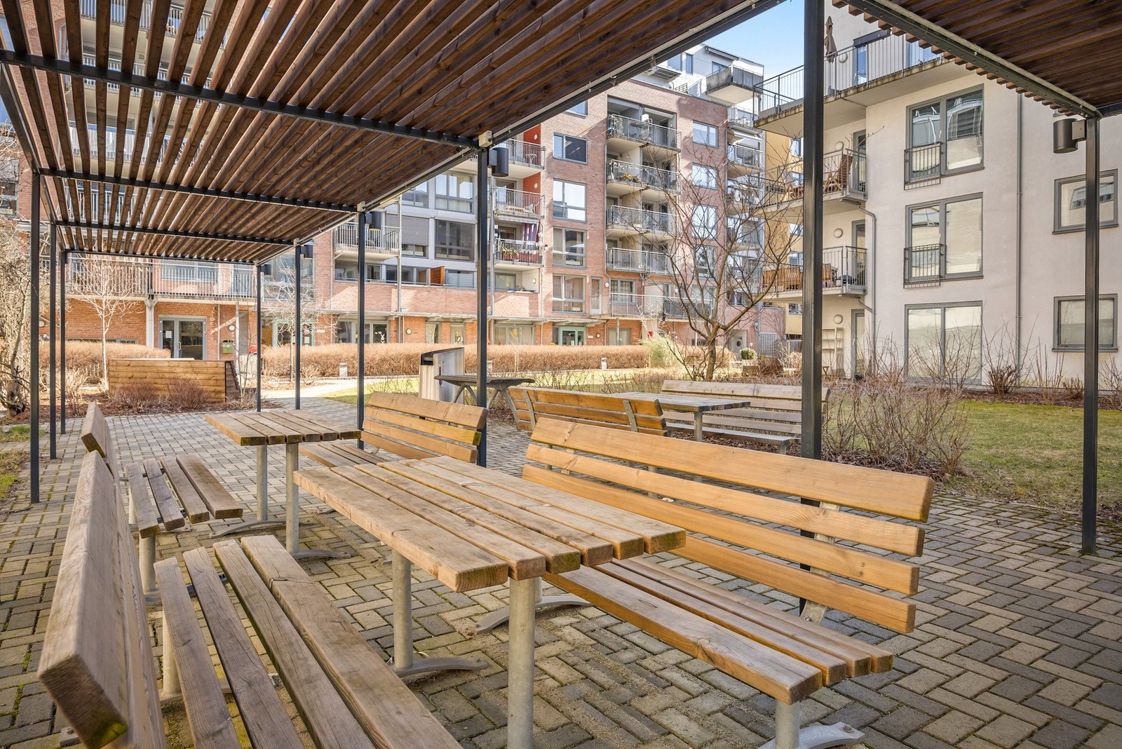 Det er grill og benker i bakgården til felles bruk. Galleribilde