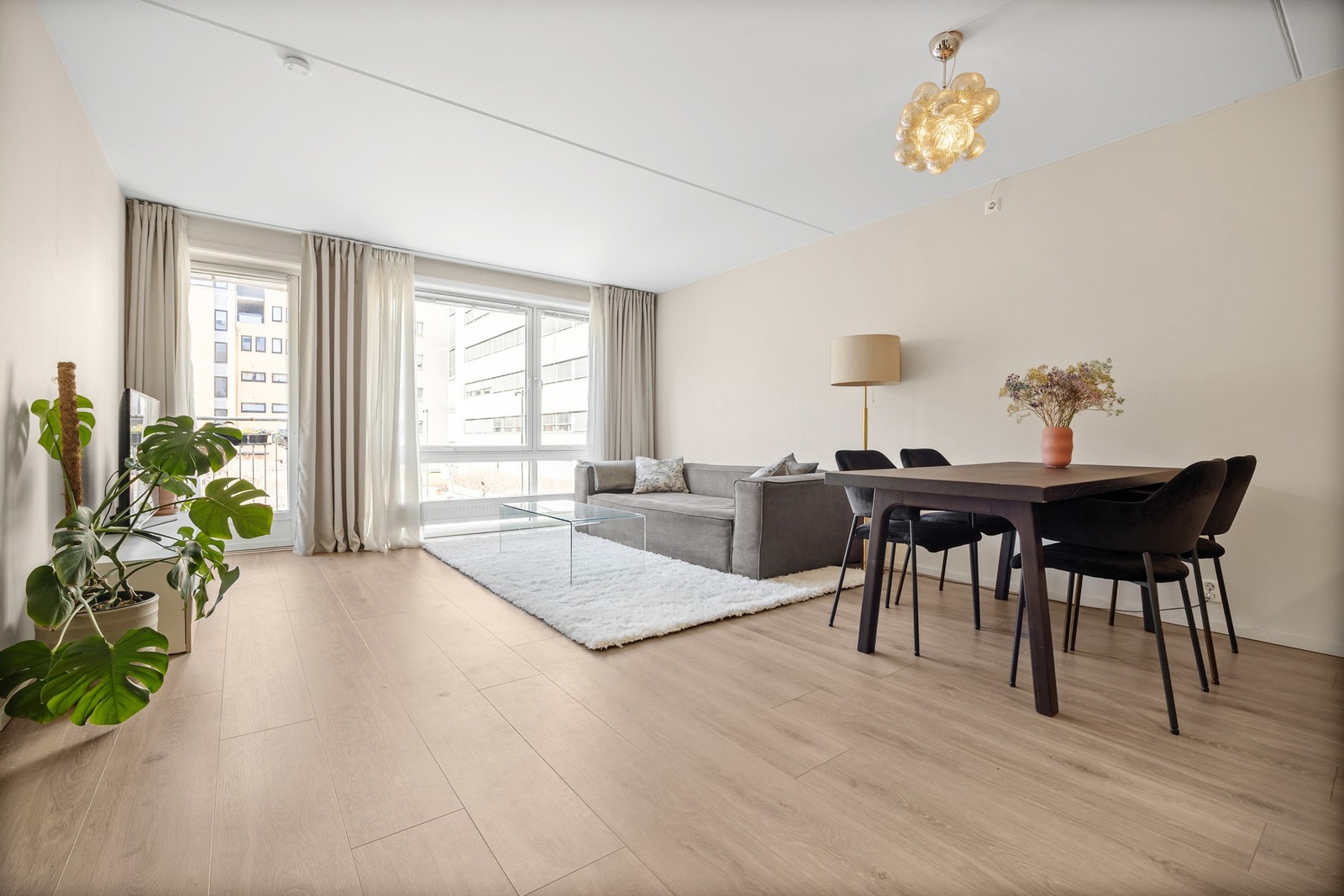Det er plass til tv-krok med sofa og i tillegg spiseplass. God plass til sosiale sammenkomster Galleribilde