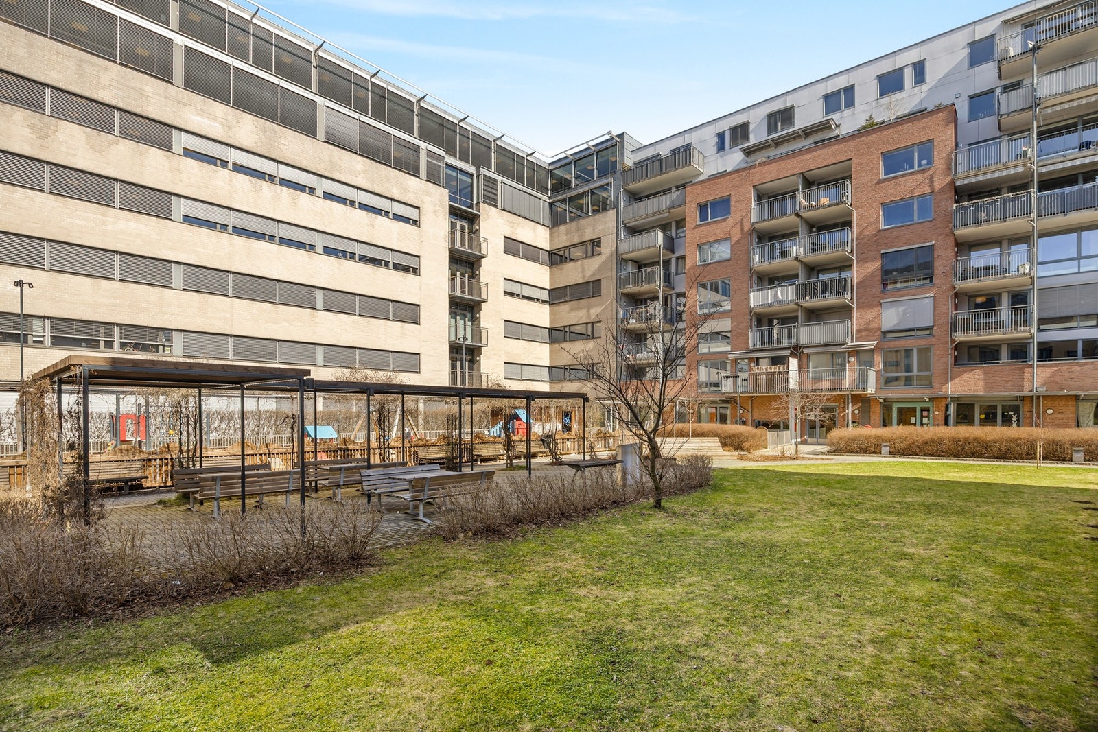Det er en velstelt og hyggelig bakgård - Lekeplass/barnehage i området. Galleribilde