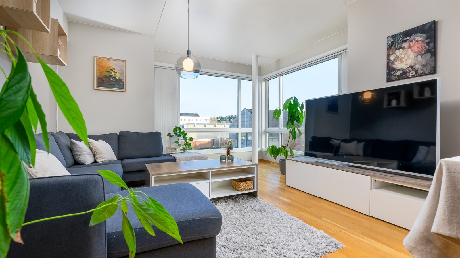 Stuen har god plass til en romslig sofagruppe og TV-møblement. Galleribilde