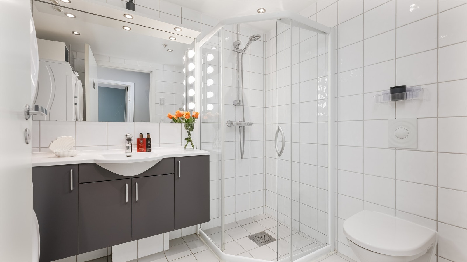 Badet er helfliset og utstyrt med gulvvarme, vegghengt toalett og dusjhjørne. Galleribilde