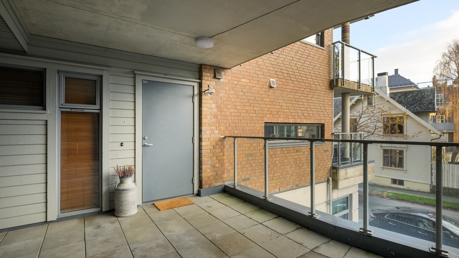Adkomst til leiligheten skjer via en felles trappeoppgang, med tilgang til heis. Galleribilde