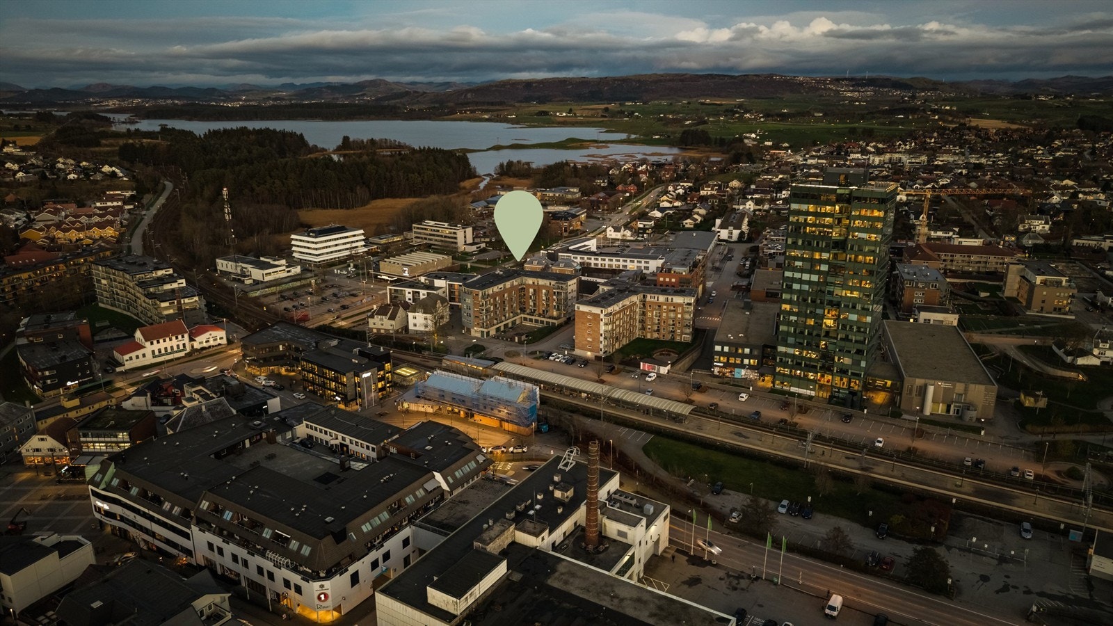 I nærheten ligger også flotte turområder som Sandtangen og stien rundt Frøylandsvannet. Galleribilde