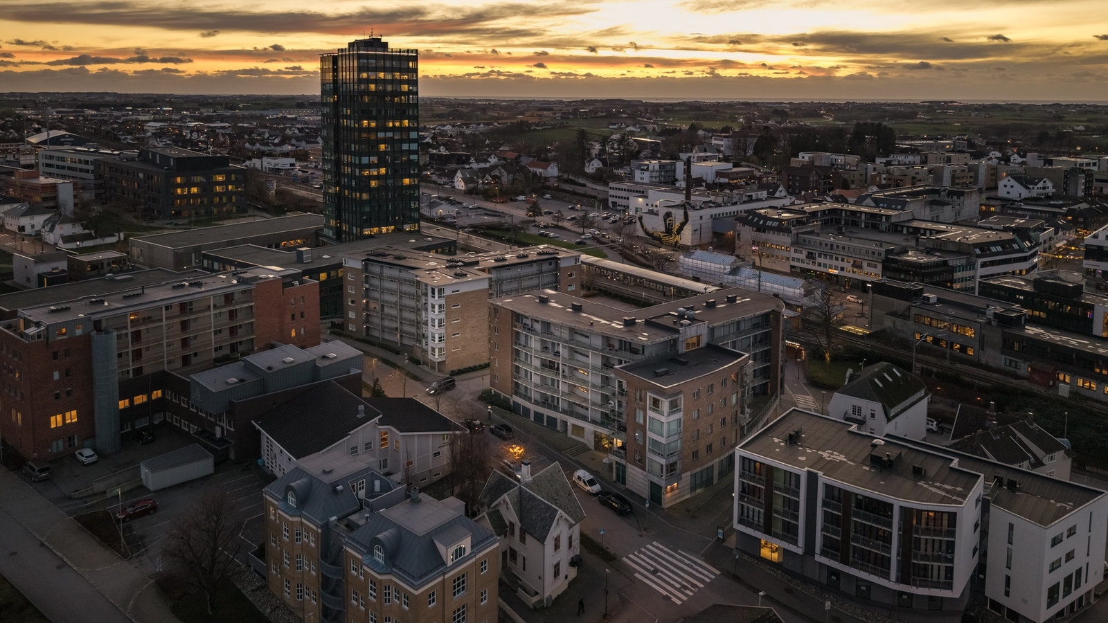 Oversikt over Bryne sentrum, et område i vekst med en blanding av boliger, servicetilbud og næring. Galleribilde