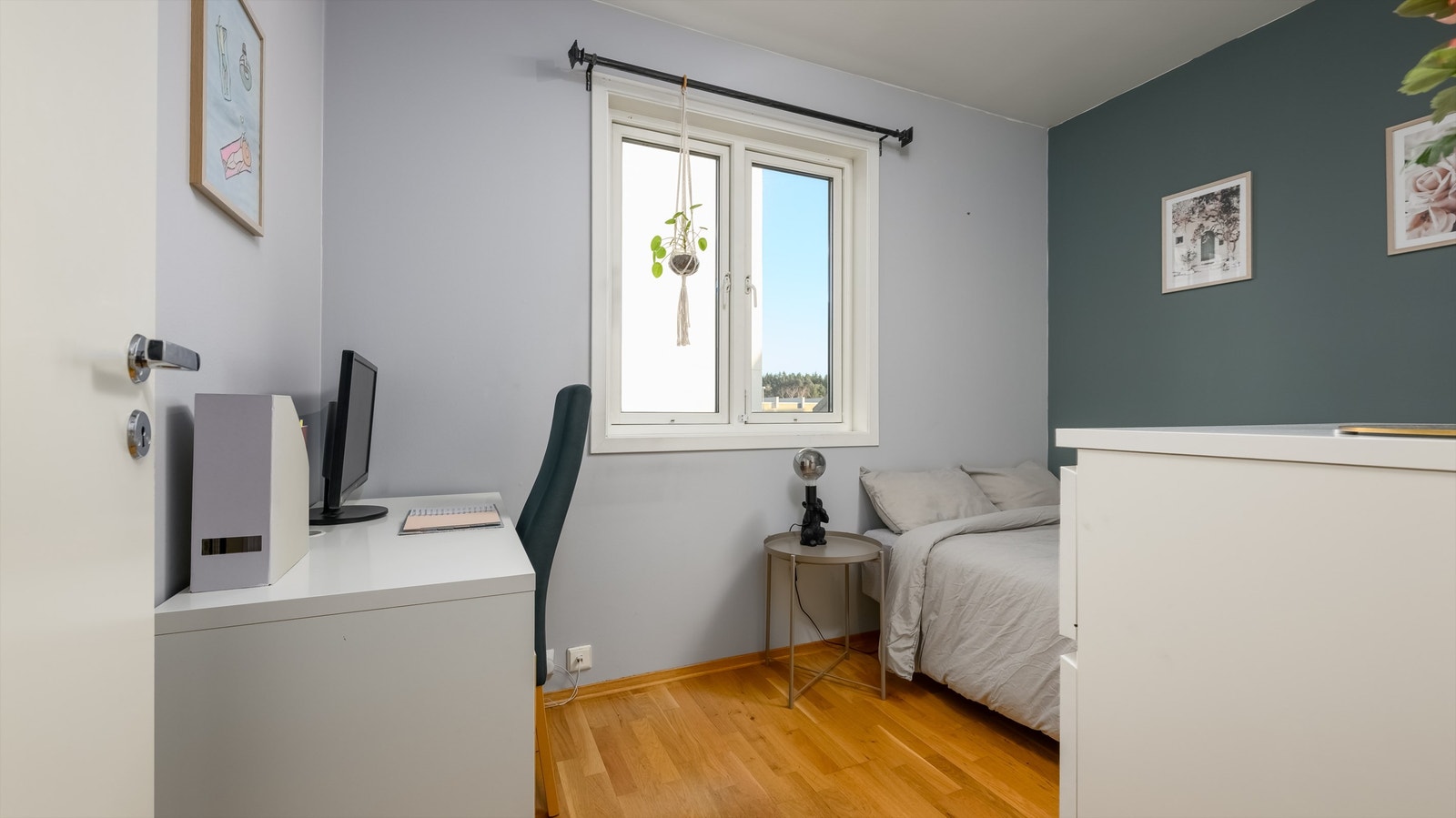Rommet har plass til både seng og en egen arbeidsplass. Galleribilde