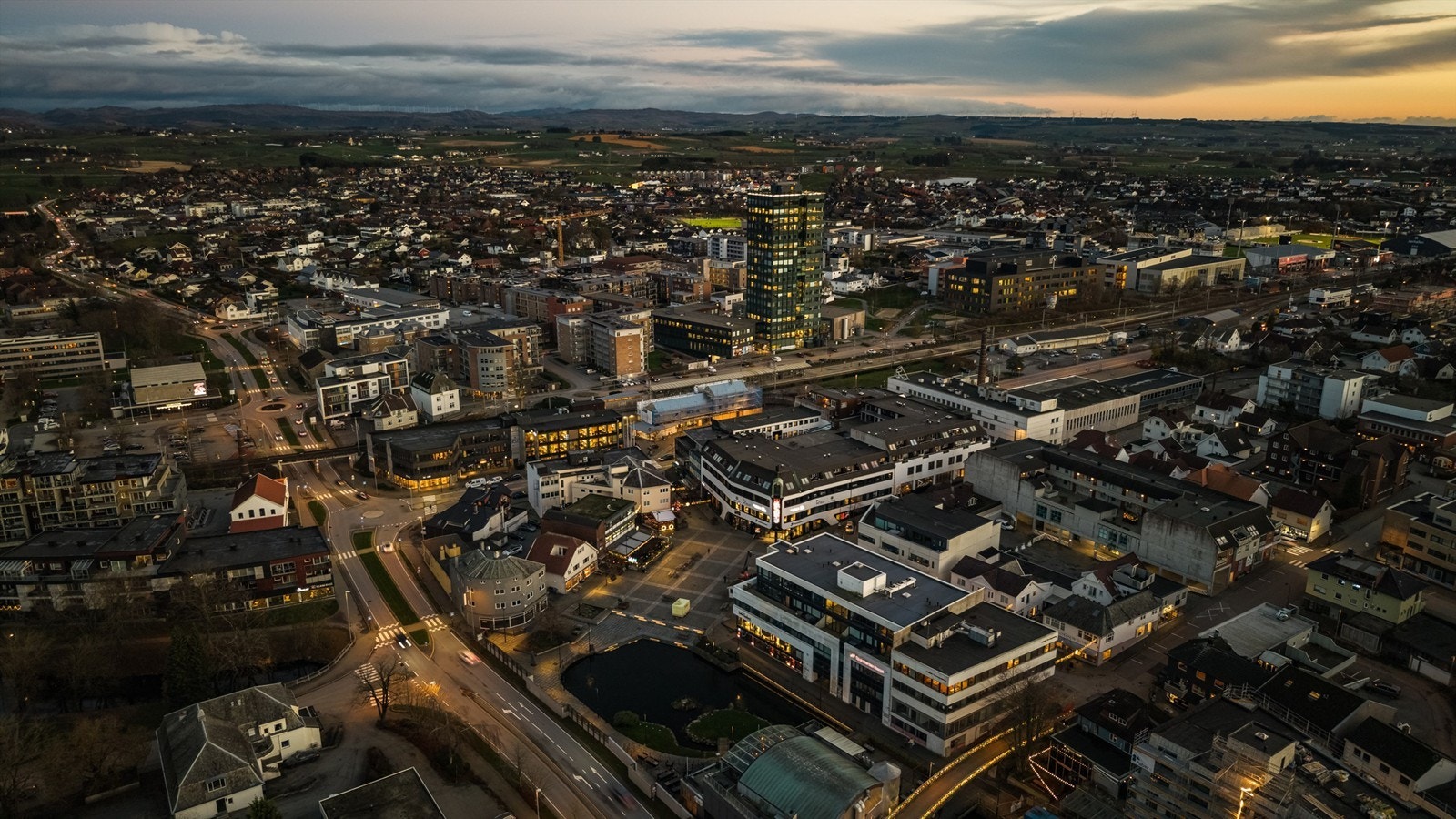 Et levende sentrum med kultur- og servicetilbud som Brynesenteret og Bryne Mølle innen gangavstand. Galleribilde
