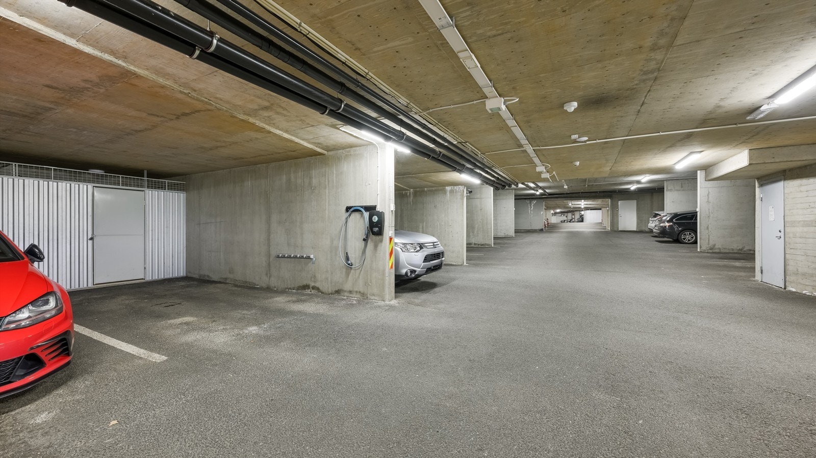 Parkering og bod i felles, lukket garasjeanlegg i underetasjen. Galleribilde