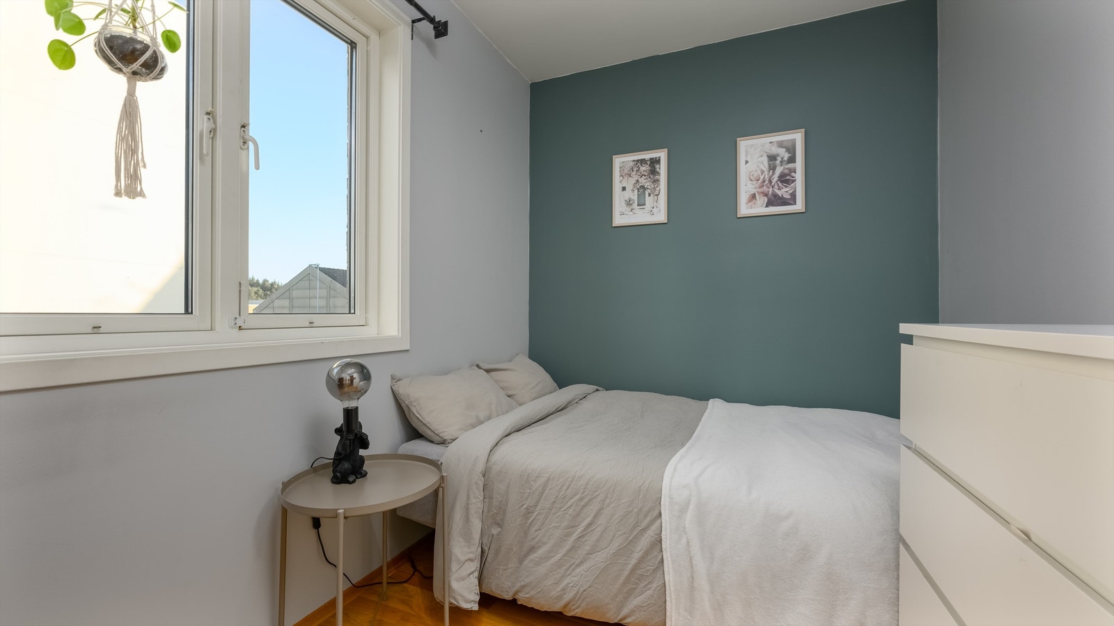Det andre soverommet passer utmerket som barnerom, gjesterom eller kontor. Galleribilde