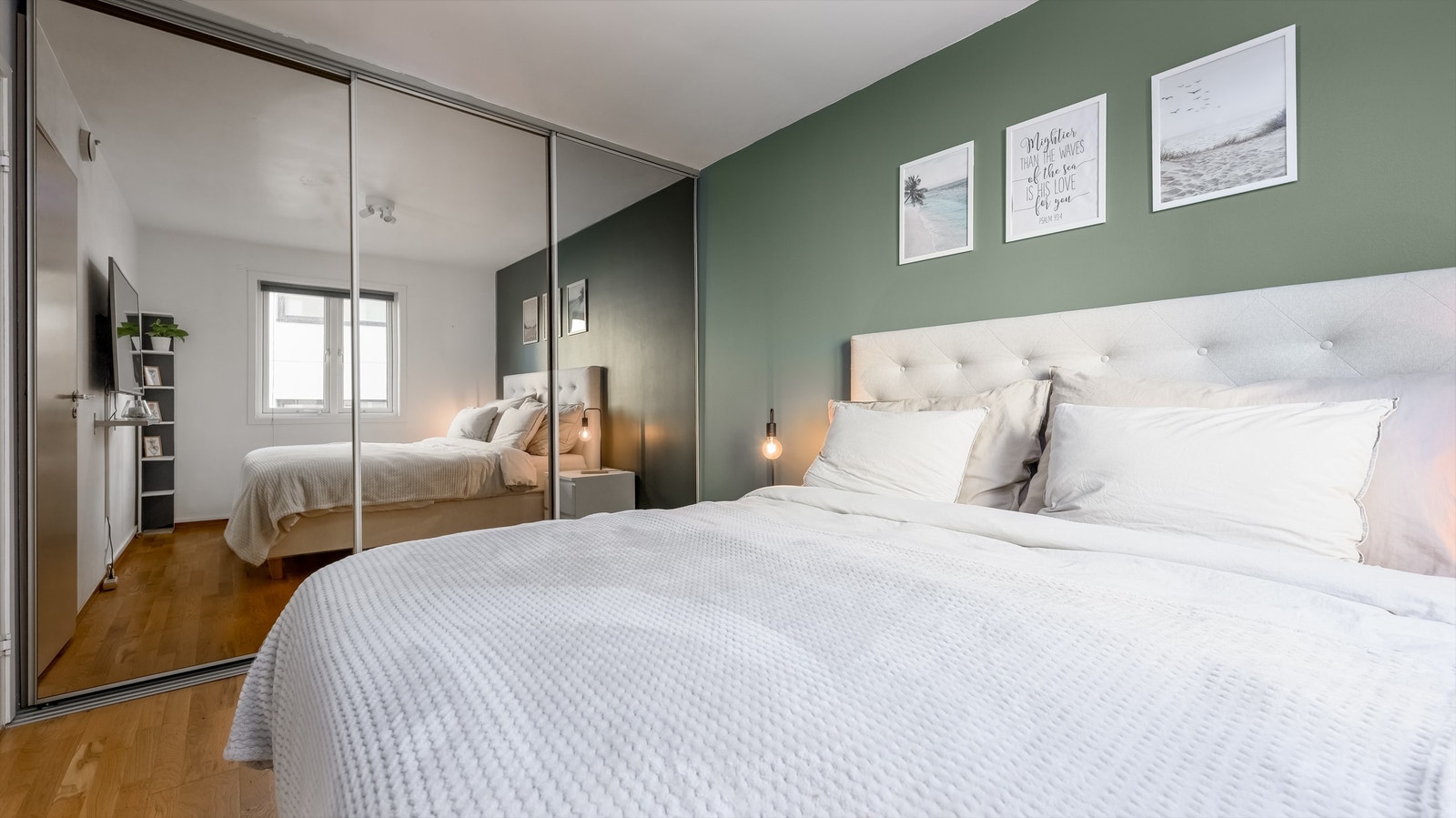 En stor skyvedørsgarderobe med speilfronter gir rikelig med oppbevaringsplass og en god romfølelse. Galleribilde