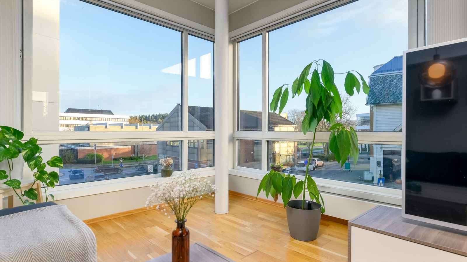 De store vindusflatene gir rikelig med dagslys inn i stuen. Galleribilde
