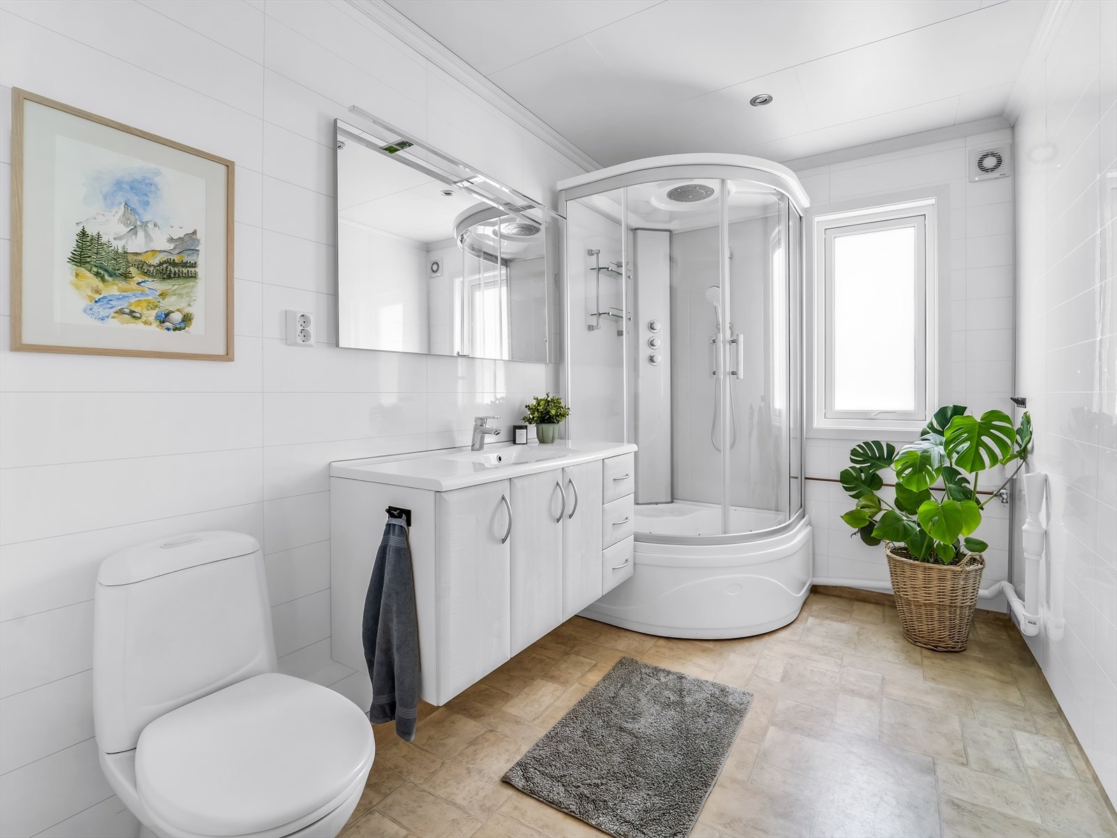 Praktisk bad med baderomsplater på vegg og belegg på gulv. Galleribilde