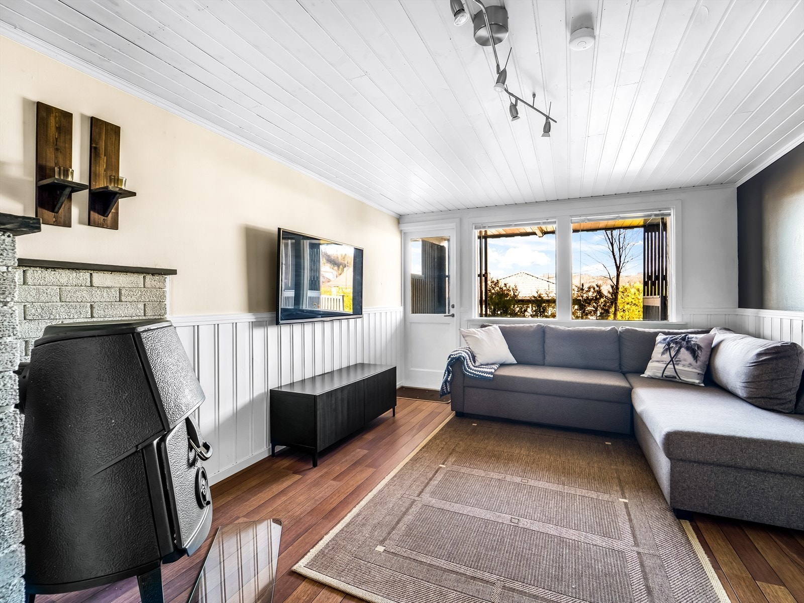 Kjellerstue med peis og naturlig lys.(rom ikke godkjent for varig opphold). Galleribilde