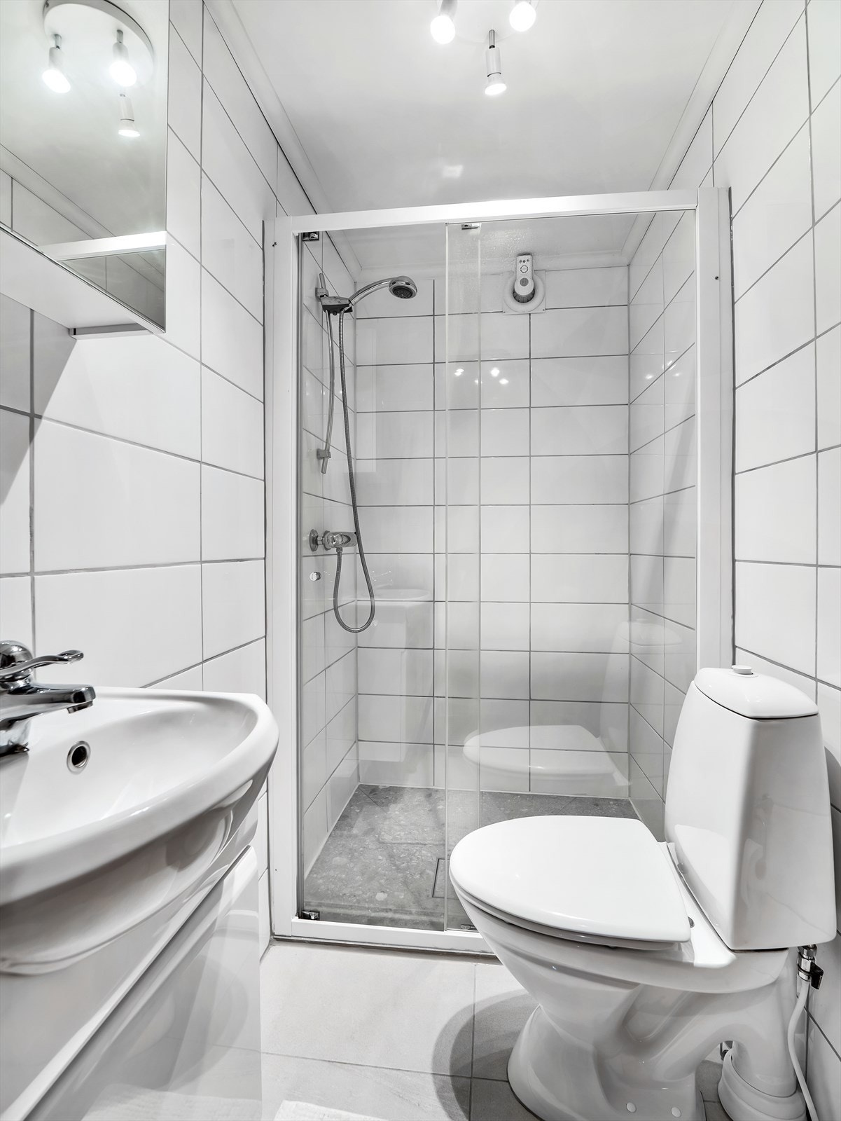 Bad i kjeller med fliser på gulv og vegger. Galleribilde