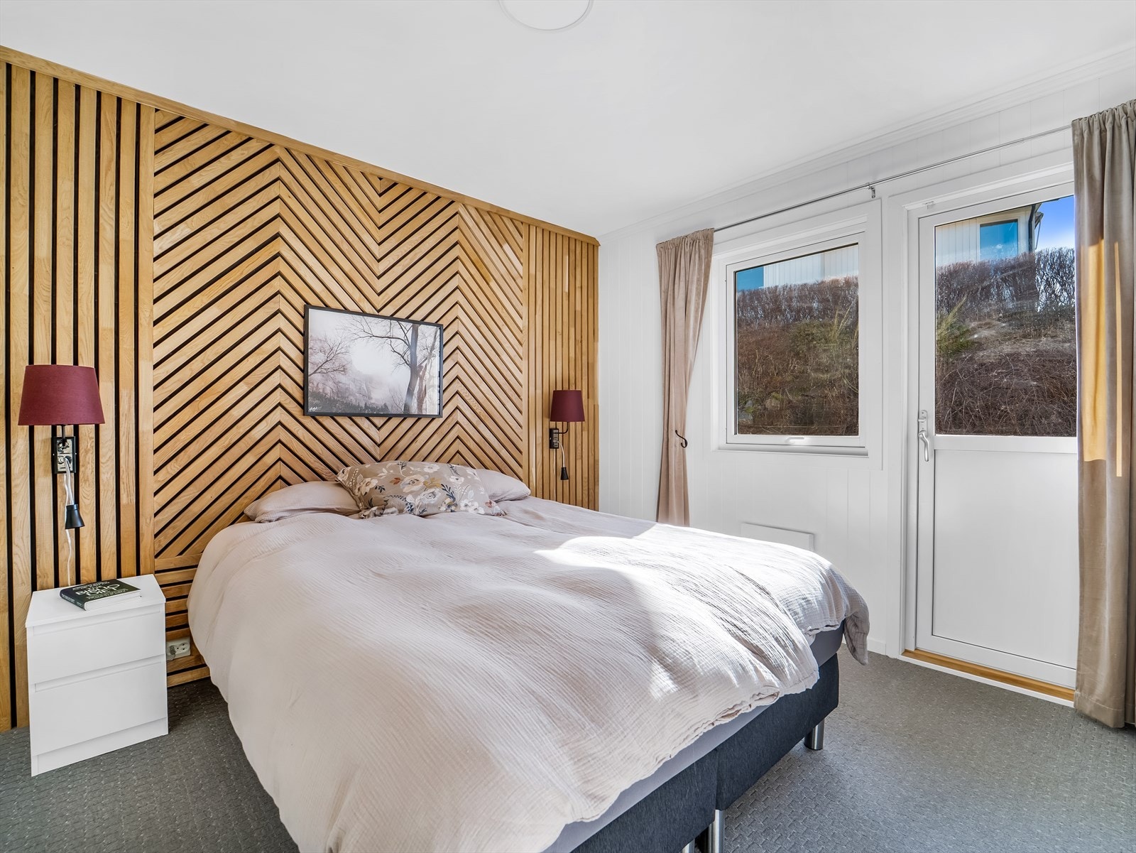 Soverom 2 av 3. Utgang til terrasse og hage. Galleribilde