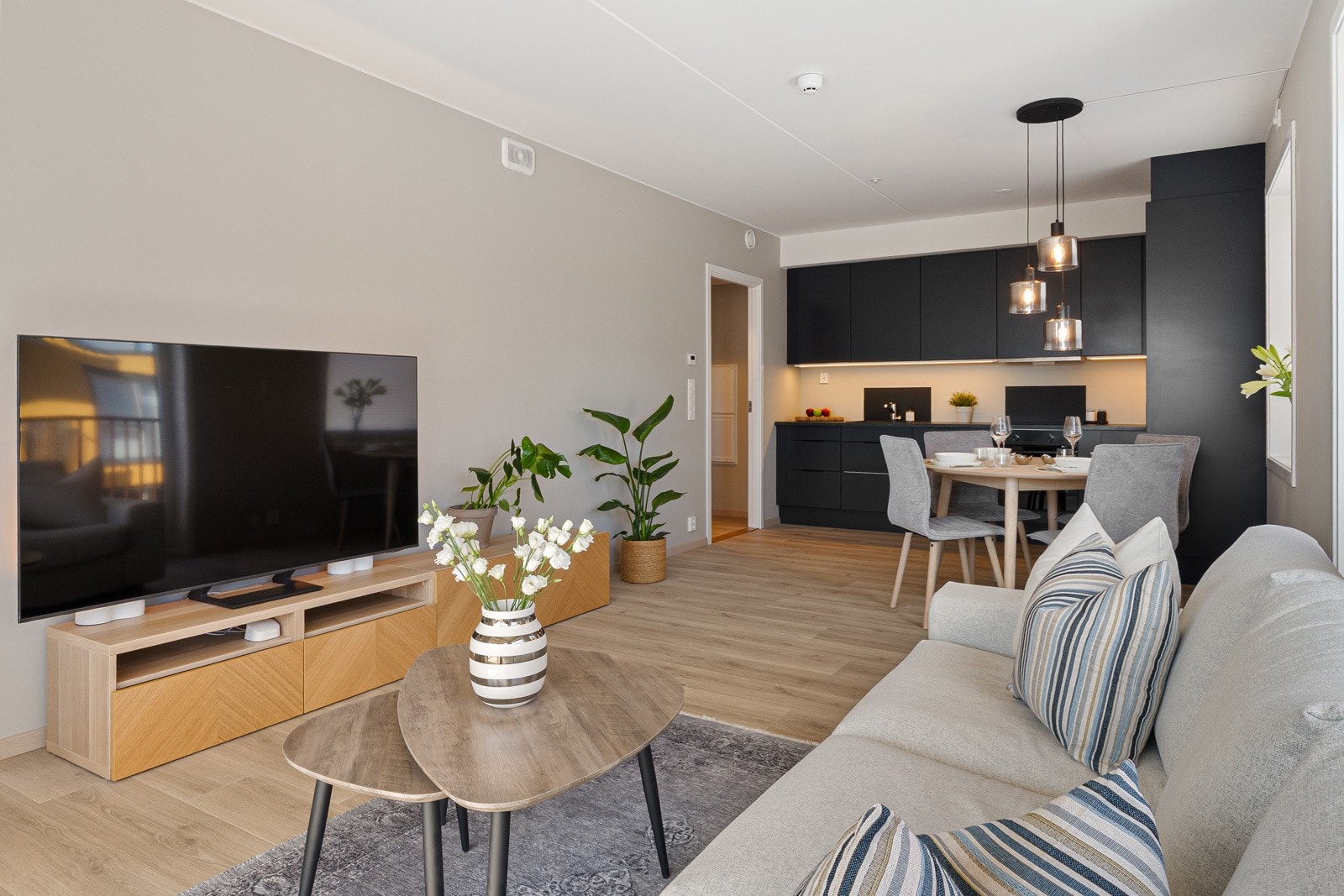 Lys og innbydende stue med åpen løsning mot kjøkken. Her er det god plass til både spisebord og sofagruppe. Galleribilde