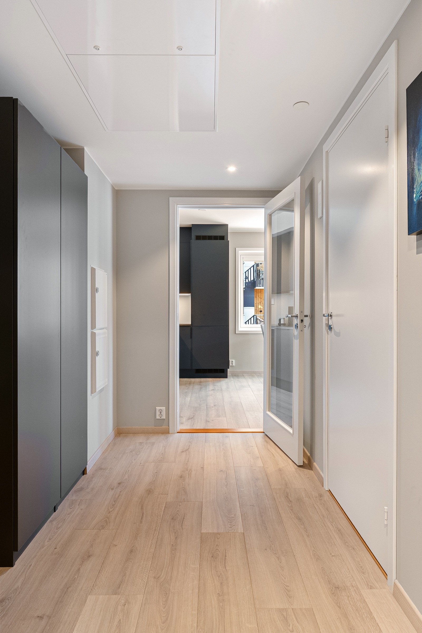 Downlights med trådløs styring via app gir både komfort og fleksibilitet. Galleribilde