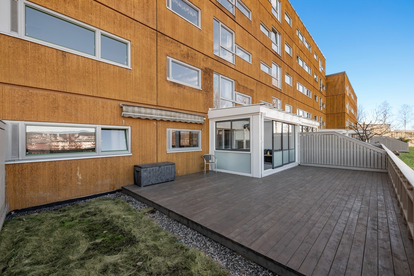 Velkommen til Lindebergåsen 66C - en romslig og praktisk 3-roms leilighet beliggende i byggets -1 etasje. Galleribilde