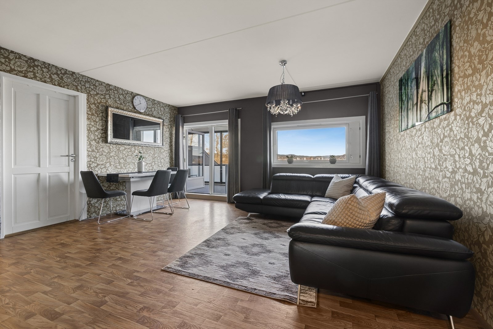 Lys og innbydende stue med gode møbleringsmuligheter og plass til både sofa- og spisegruppe. Galleribilde