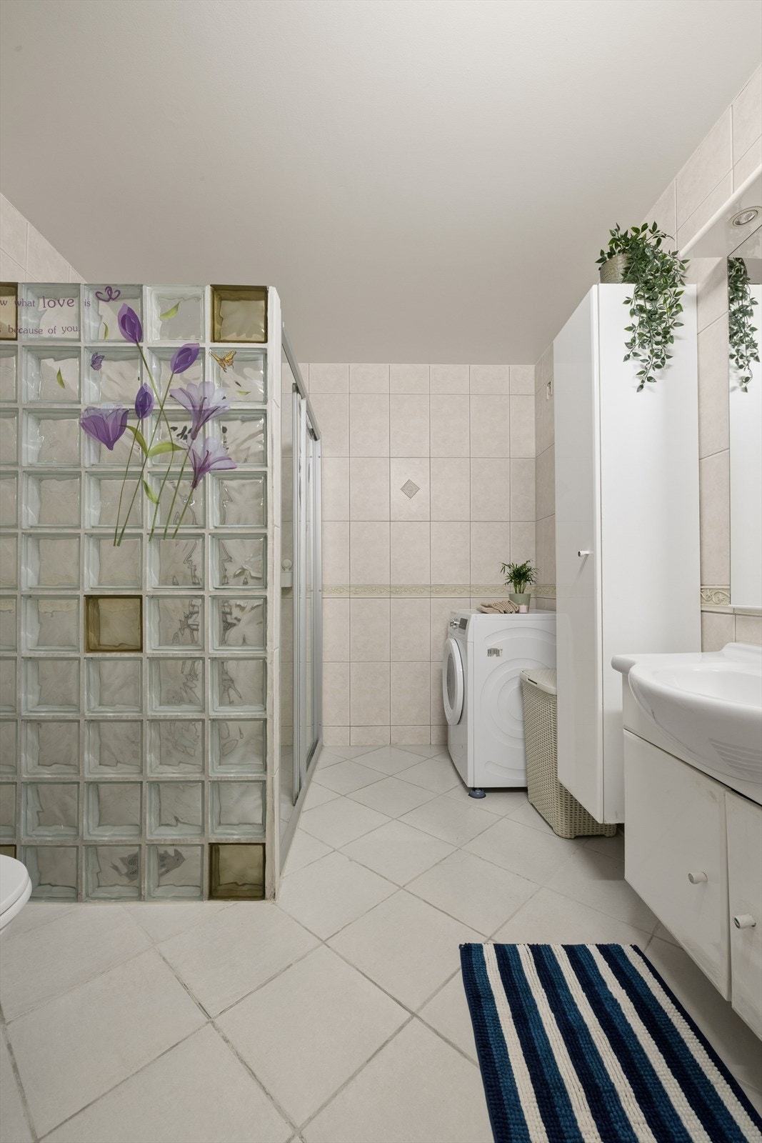 Badet fremstår funksjonelt med plass til nødvendige fasiliteter. Galleribilde