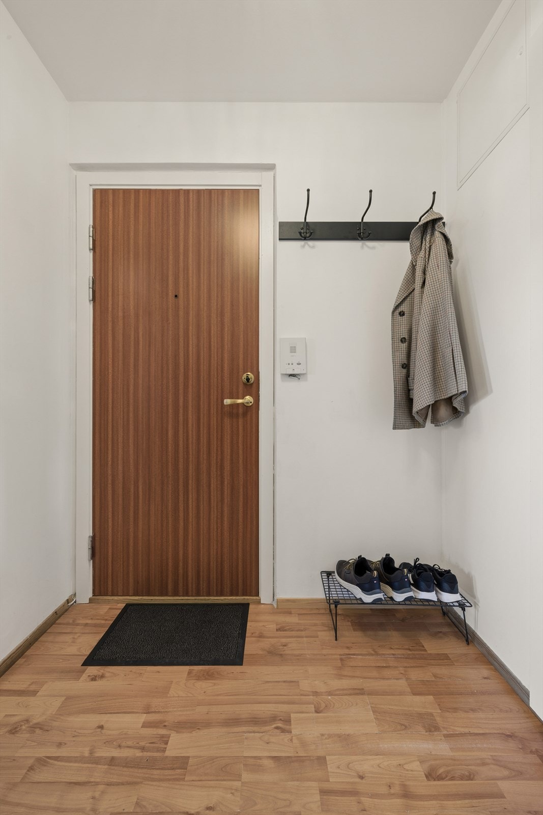 Entré med plass til oppbevaring og enkel adkomst til leilighetens rom. Galleribilde