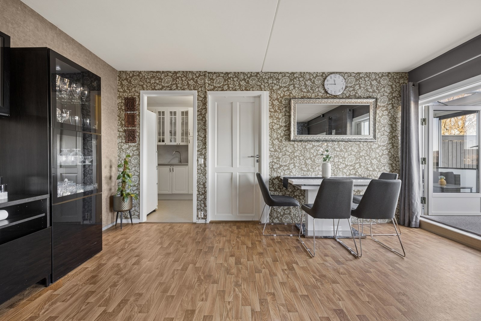 Plass til spisegruppe i stuen. Galleribilde