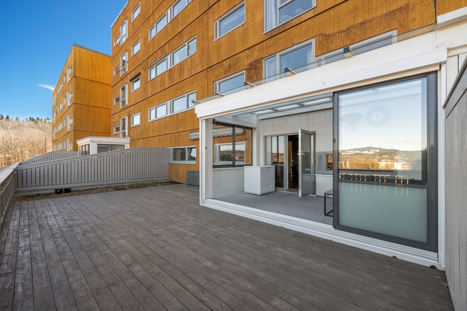 Leiligheten disponerer også egen terrasse og hagedel, ideelt for grilling, utemøbler og rolige sommerdager. Galleribilde