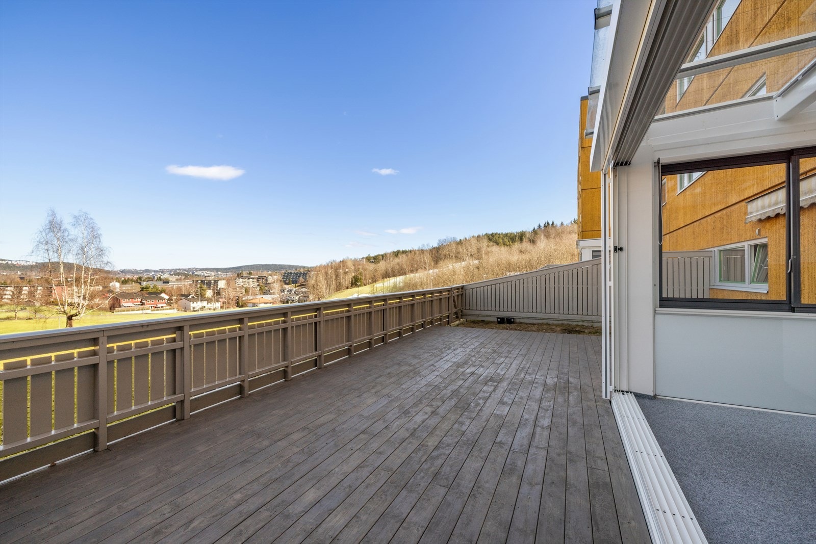 Hyggelig uteområde/hage som gir gode muligheter for utemøbler og grilling. Galleribilde
