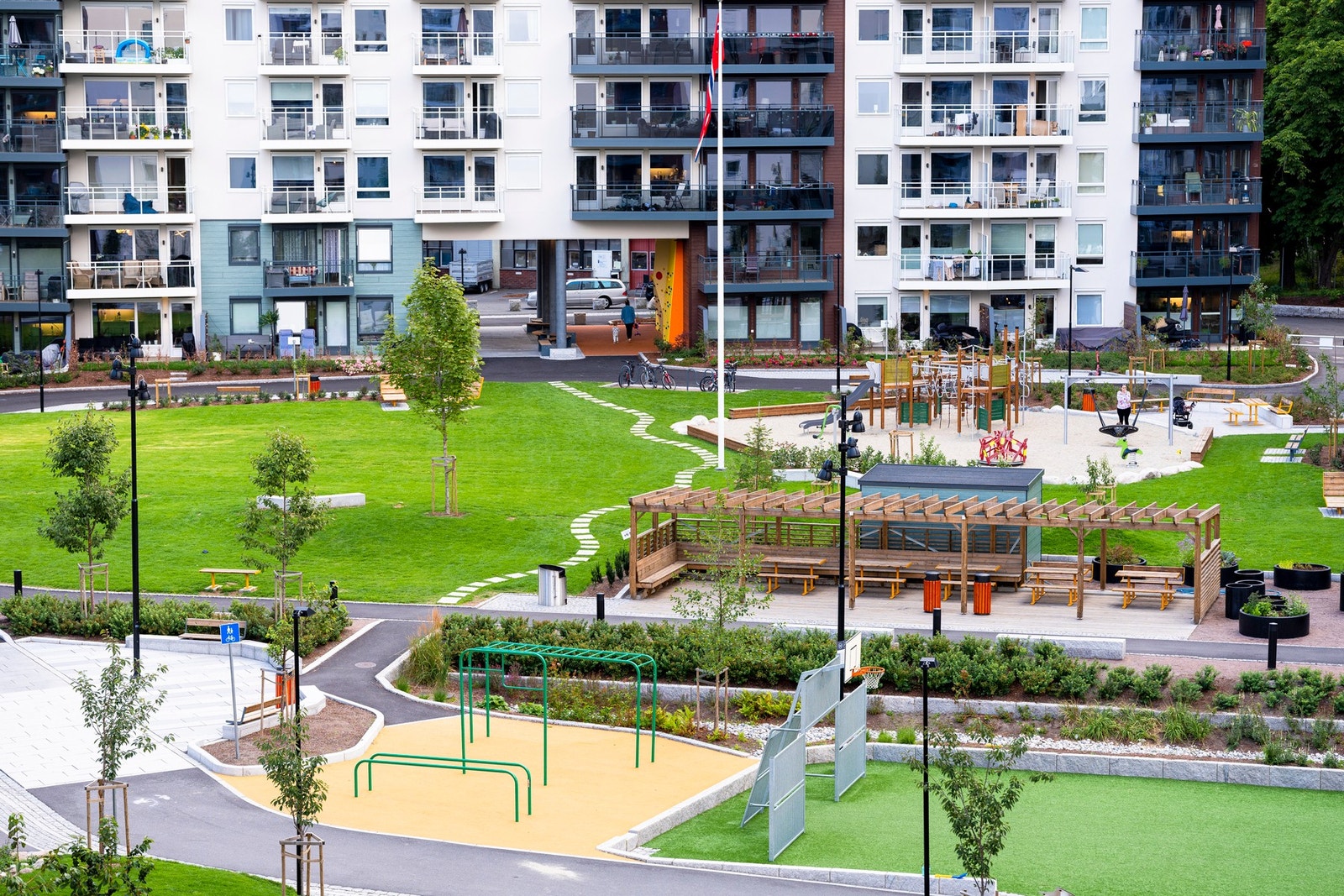 Det er også ballplass og klatrevegg i parken. Galleribilde