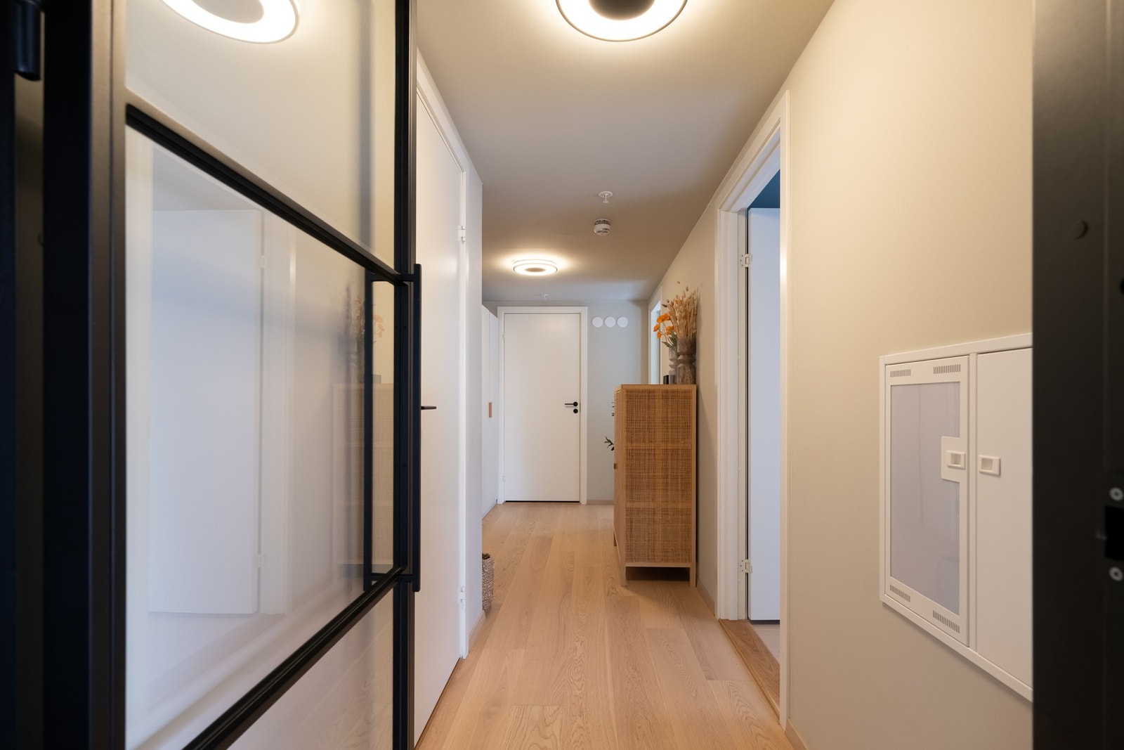 En gjennomtenkt løsning for å ikke stenge for lyset inn til entréen. Galleribilde