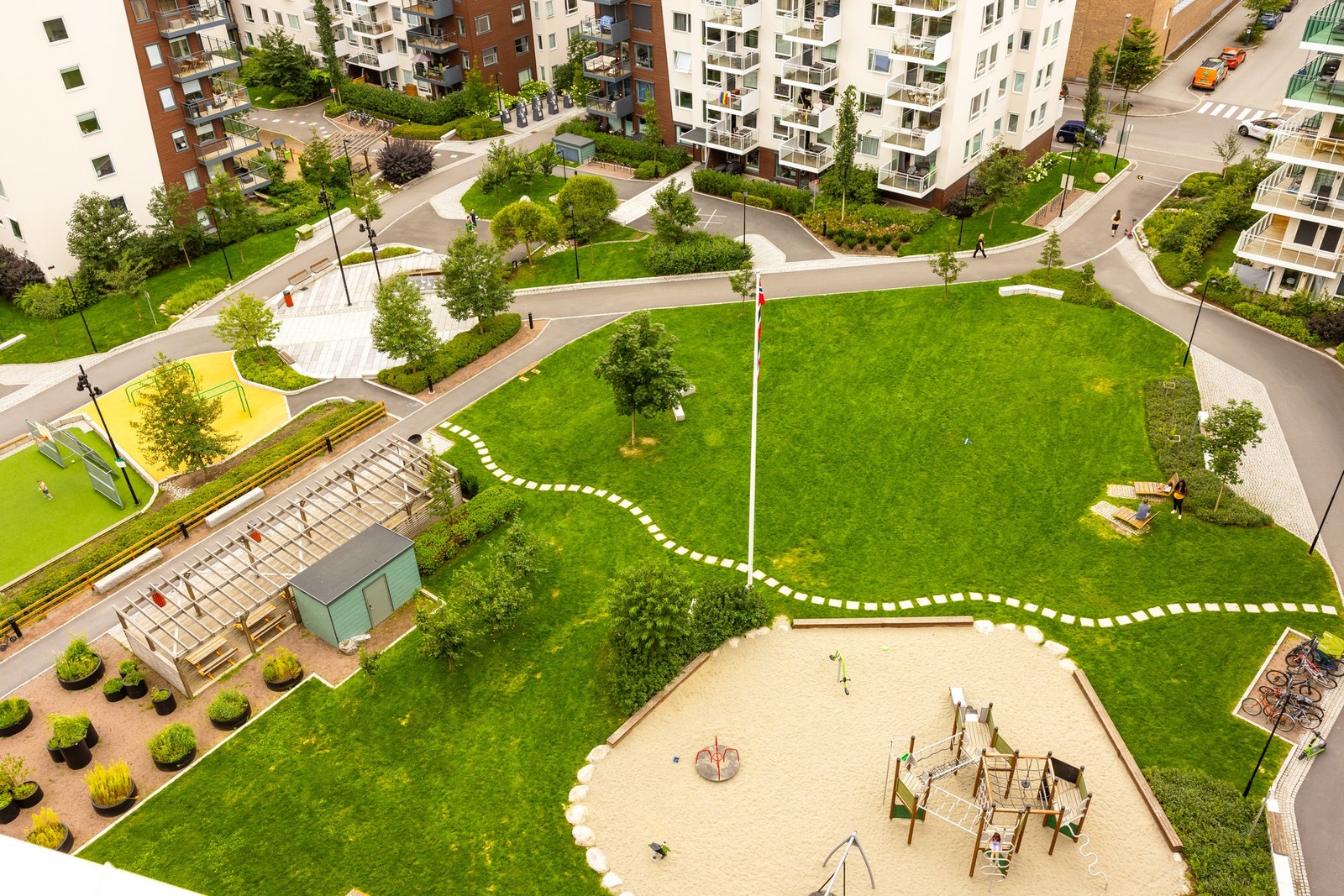 Den store parken i Gartnerkvartalet har flere lekeområder og sosiale soner som bidrar til et godt naboskap. Galleribilde