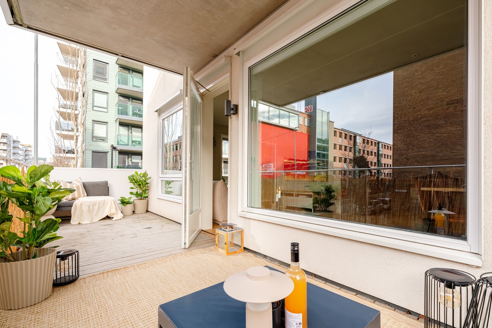 Uteplassen er på hele 14 km og gir med det god plass til både loungemøblement, spisebord og grill. Galleribilde