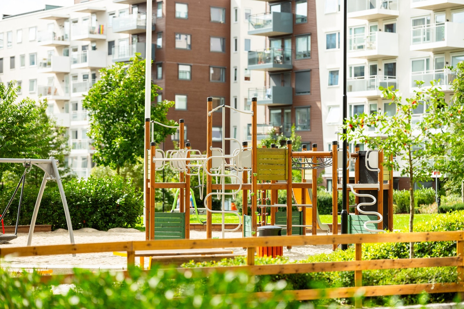 Pent opparbeidet fellesområde med lekeplass. Svært barnevennlig beliggenhet. Galleribilde