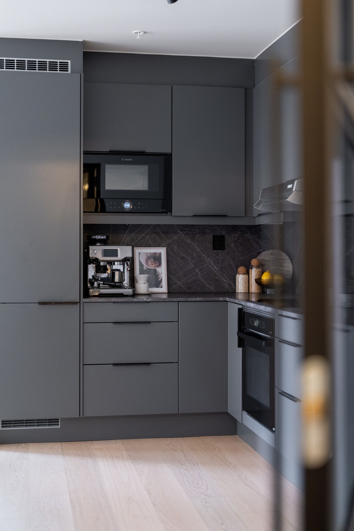 Det er montert backsplash over benk samt belysning og stikkontakter under overskapene. Galleribilde